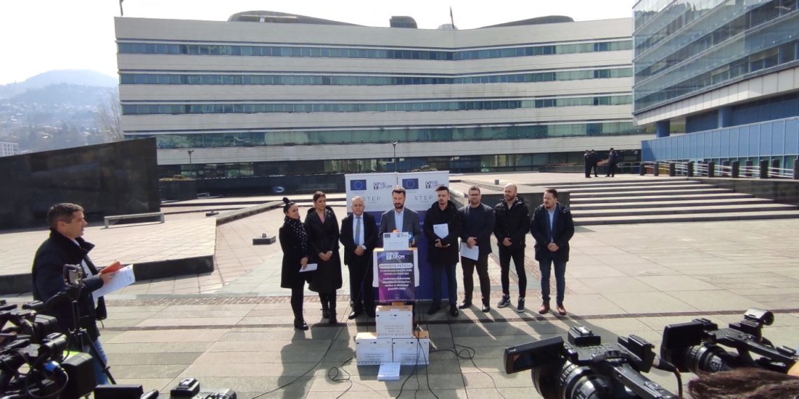 Ostalo još 45 dana za izbornu reformu: Koalicija „Pod lupom“ predala u Parlament BiH 92.000 potpisa građana za uvođenje novih tehnologija u izborni proces